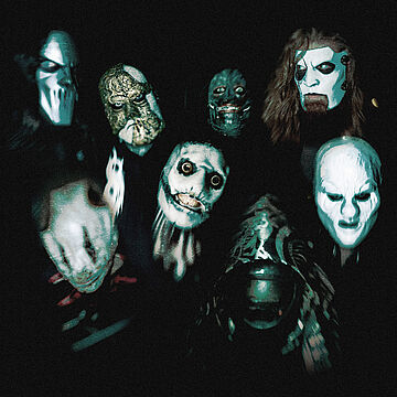Die Masken von Slipknot werden gezeigt.